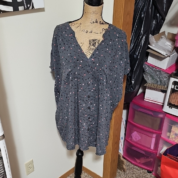 torrid Tops - Torrid Size 4 Grey Top With Arrow Pattern.